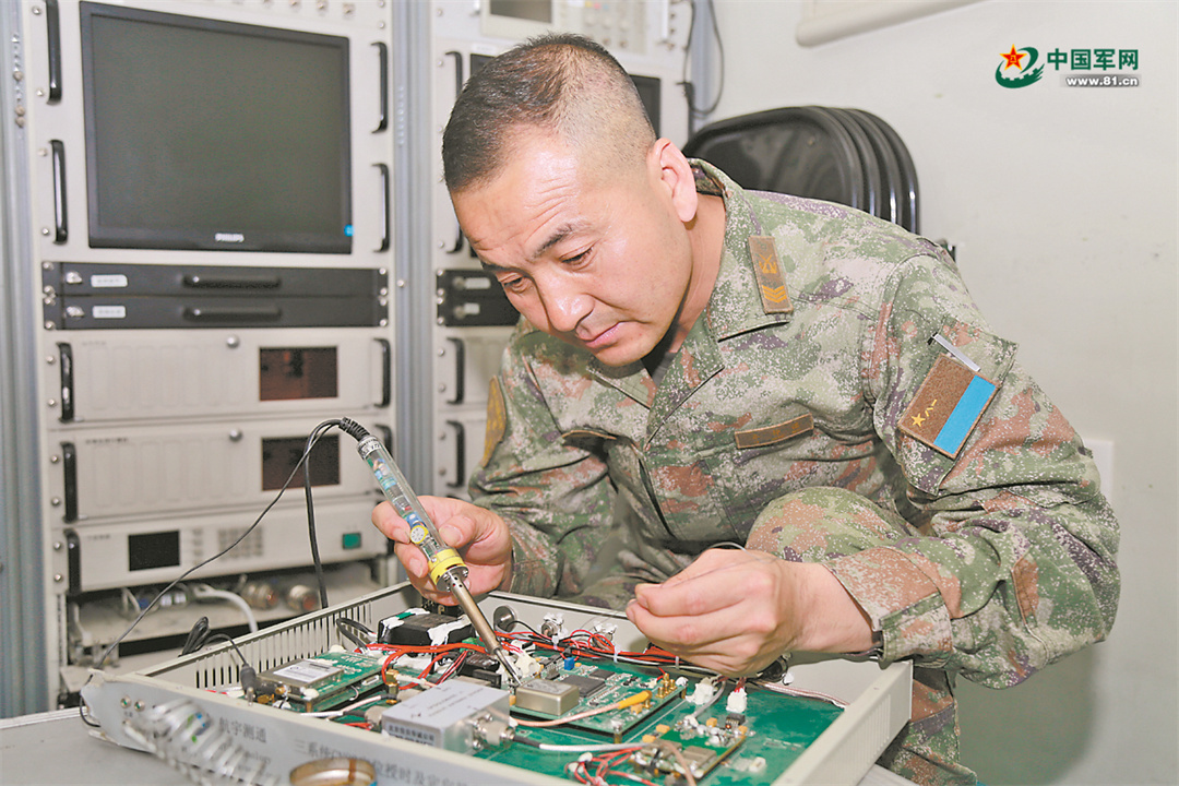 欧亿官方体育军营观察丨遥测兵：仰望空天追寻弹道(图2)